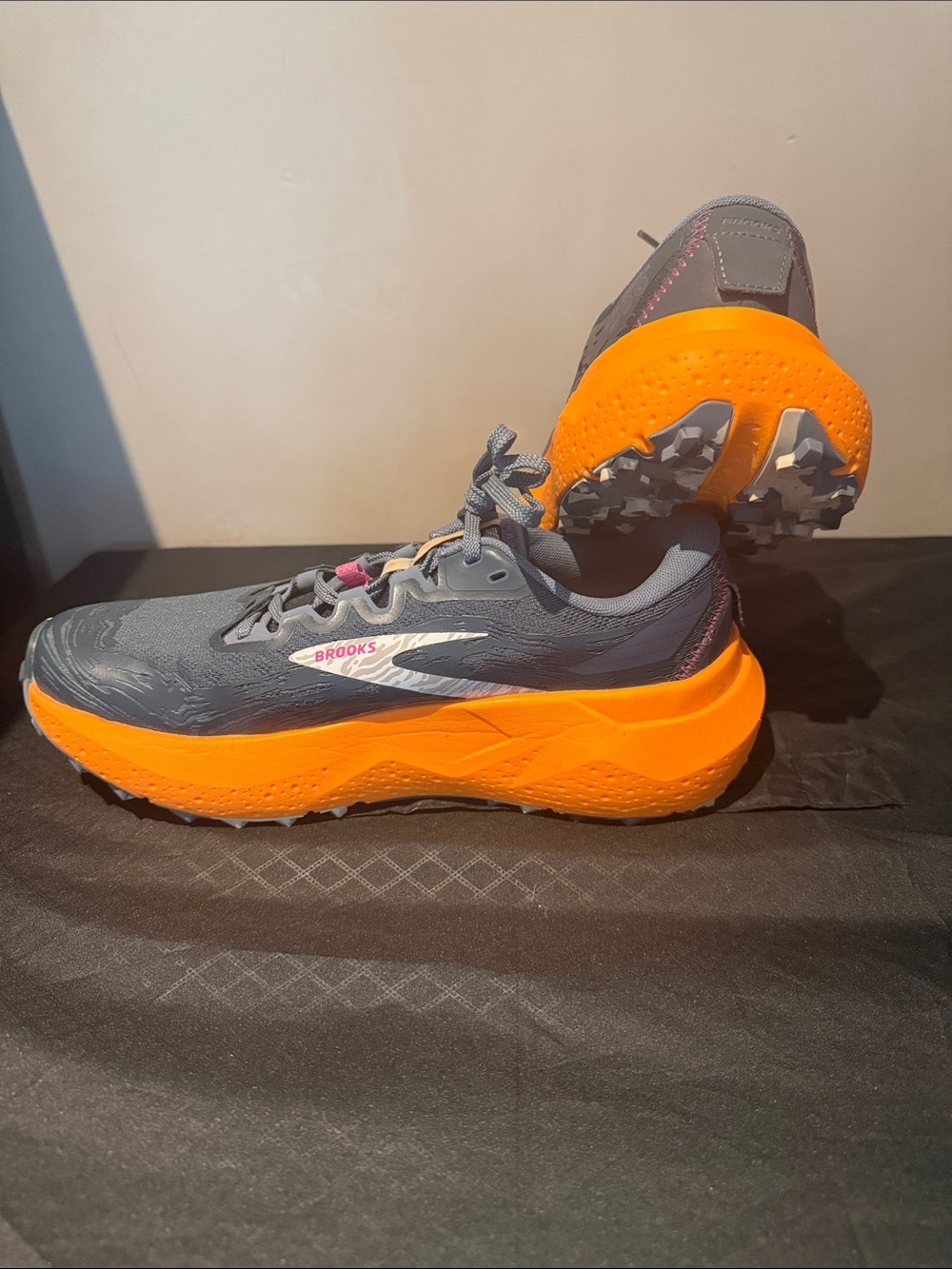 Brooks Caldera Gray and Bright Orange women’s Running Shoes sz 9 like new! - Picture 2 of 9